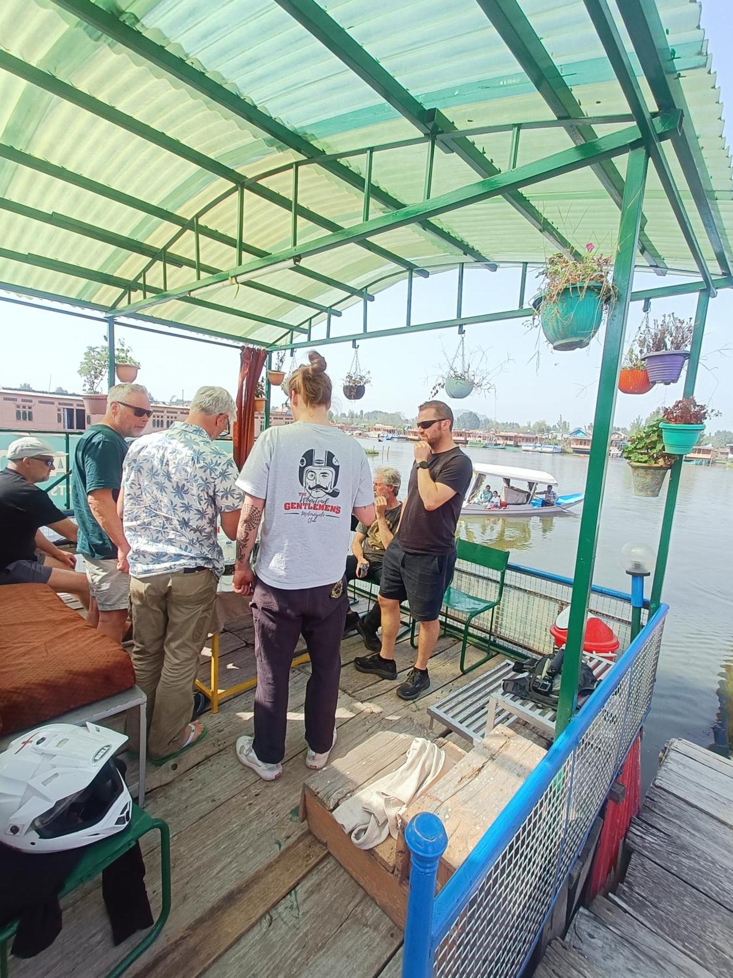 Hotel Pasadena Floating Houseboat Srīnagar Exterior foto