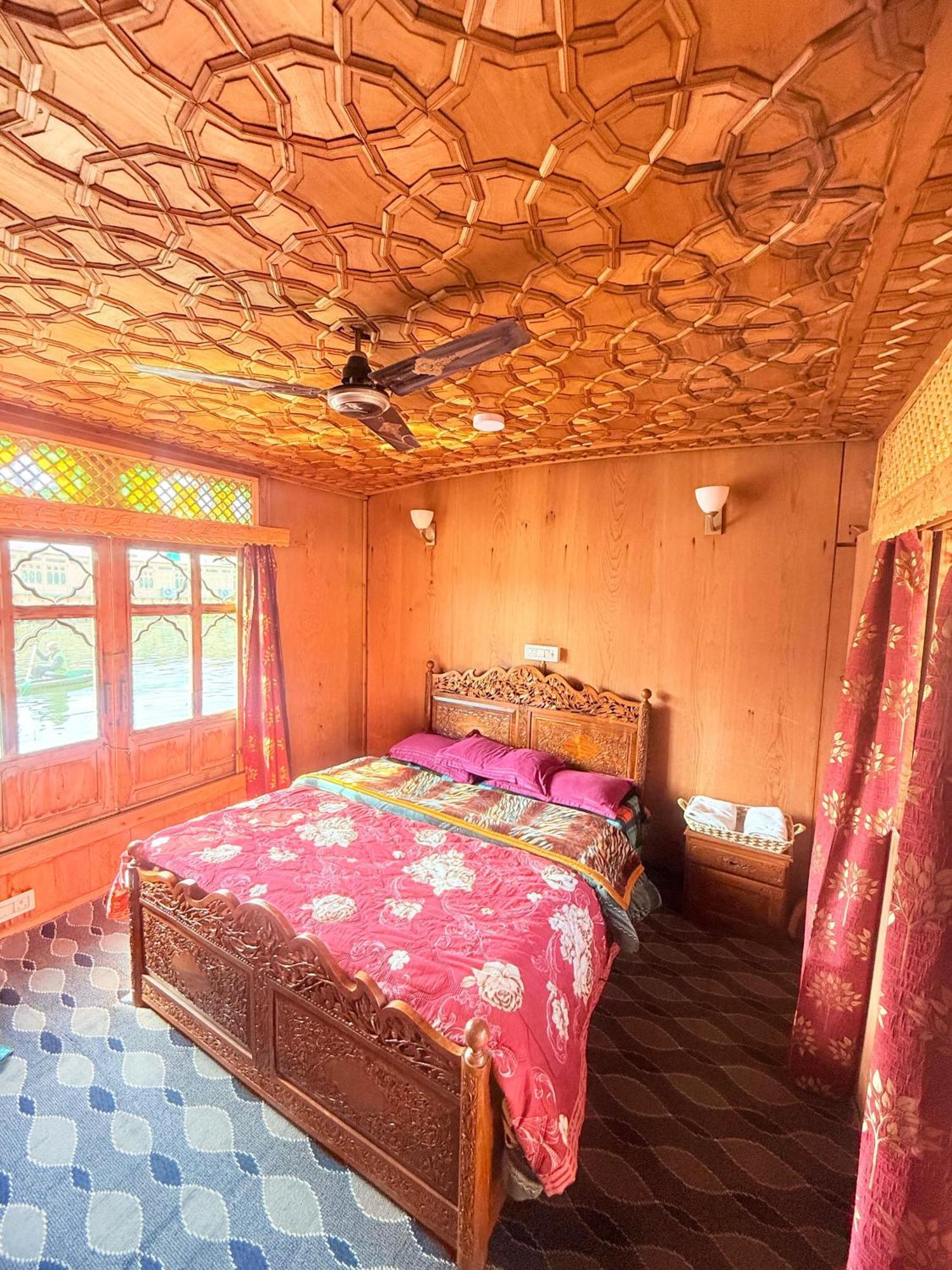 Hotel Pasadena Floating Houseboat Srīnagar Exterior foto
