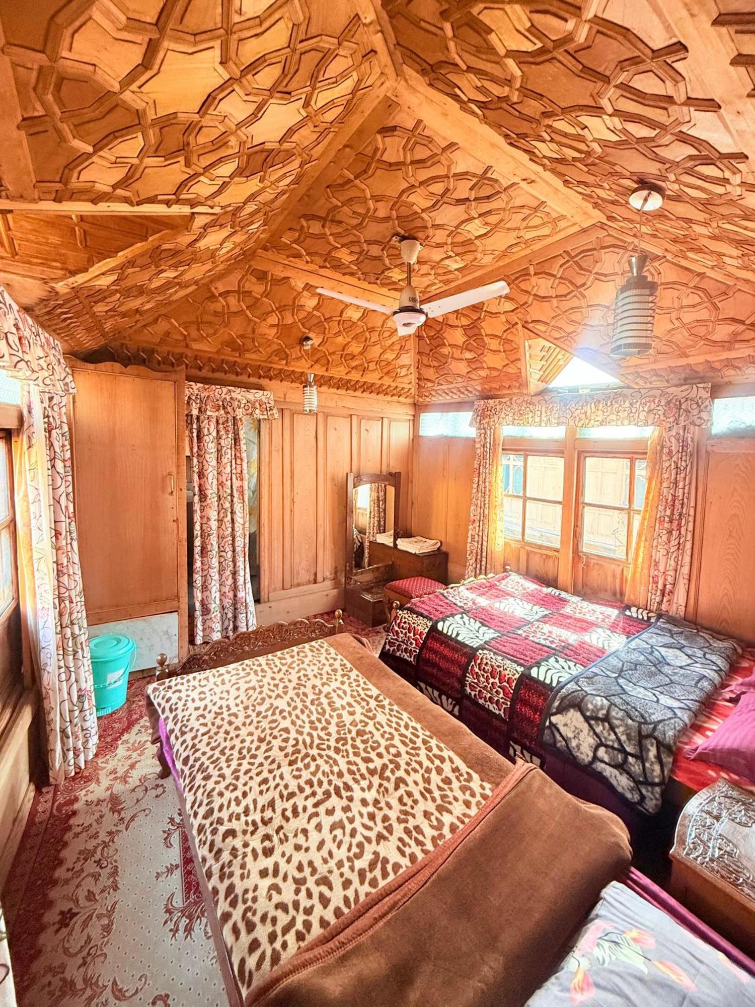 Hotel Pasadena Floating Houseboat Srīnagar Exterior foto